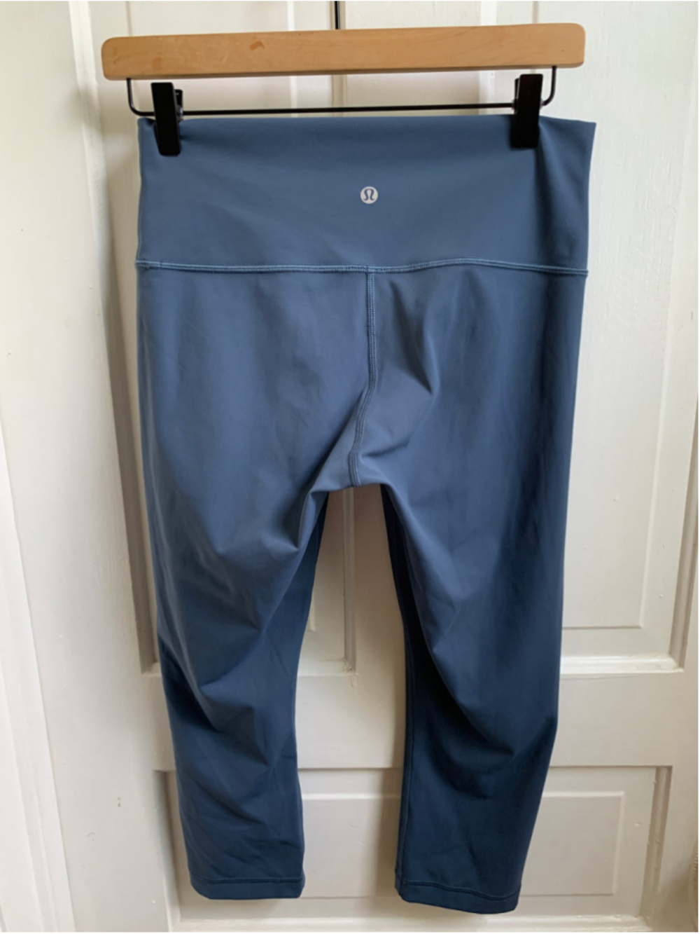 Women's Lululemon Cropped Leggings Size 8 Blue